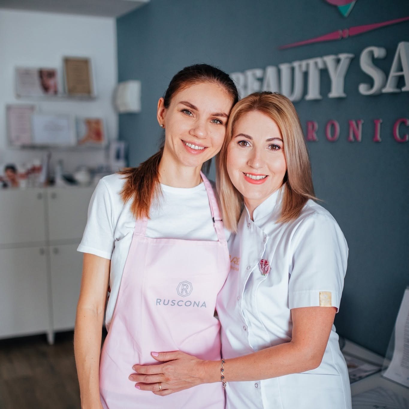 Dve kolegyne z Beauty Salon Veronica pred nápisom salónu